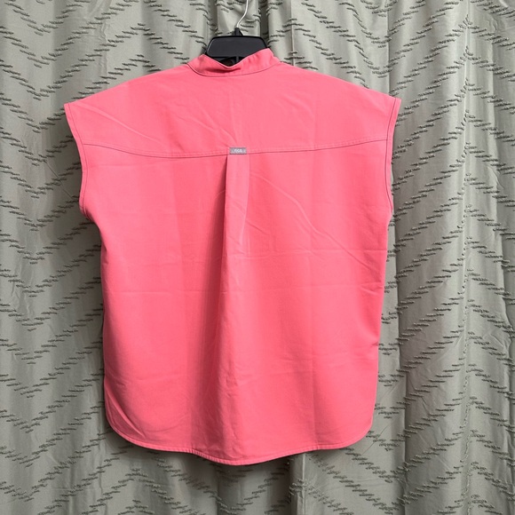 FIGS scrub top shirt size S
Barbie vibrant pink color, figs technical - Picture 8 of 8